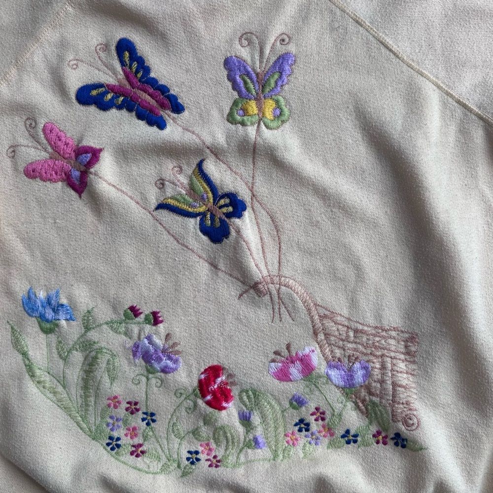 Vintage Sweatshirt with Butterfly Embroidery Women’s Size‎ Medium Yellow - Picture 4 of 11